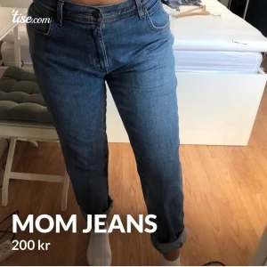 Mom jeans  - Knappt använda & jag har 2 par till salu! Annonsen finns även på Tise.