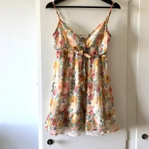 Söt blommig topp - Blommig topp i polyester. 🌸 Plus frakt 36 kr - samfraktar gärna! ✨🌸