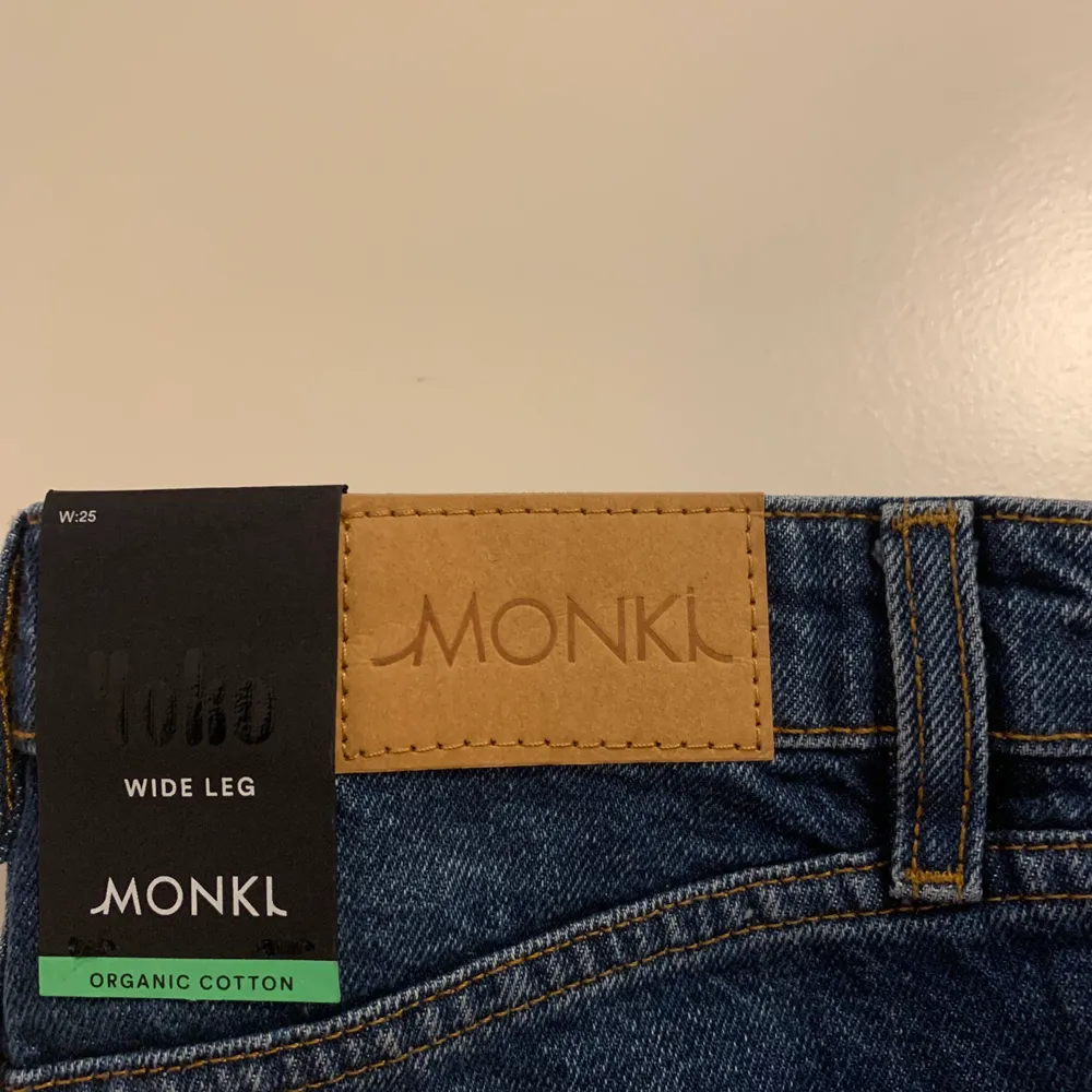 De slutsålda Yoko-jeansen från Monki i strl 25💗 Helt oanvända!. Jeans & Byxor.