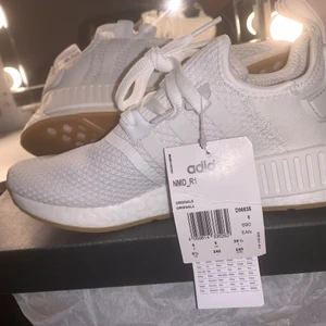 Adidas NMD_RI Vit - Helt oanvända adidas NMD_R1 i storlek 39 1/3. Köpta för ca 1400 kr. Köparen står för frakten. Buda nere i kommentarena