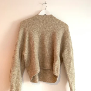 Stickad tröja  - Beige stickad tröja 