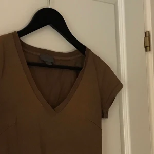 t-tröja - en brun v-rignad t-shirt från Acne Studios, rättså gammal modell:)🤎 60kr, gratis frakt!