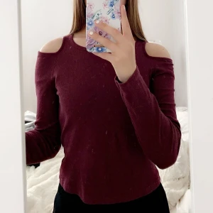 Vinröd tröja - Svin gullig tröja från HM. Såå fin färg på den och förtjänar definitivt mer kärlek än den får från mig. Storlek S men liten i storleken. Priset är diskuterbart vid snabb och smidig affär.💕