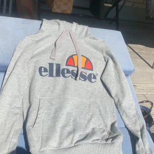 Hoodie  - Vanlig basic hoodie, säljer då jag har för många. 
