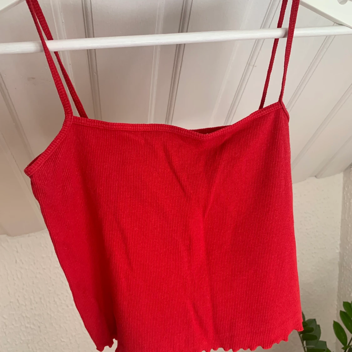 Populär ribbad röd croptop med ”frill”