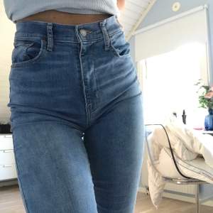Ljusblå skinny jeans med tight passform i töjbart material. Storlek 27 men skulle nog kunna passa en 28 också. Nästan helt oanvända och ca 1 år gamla. Pris vid inköp var 1099kr. Kostnad för frakt/leverans står köpare för. 💗💗