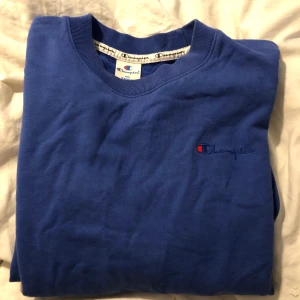 Campion crewneck - Kollar intresset på min champion x weekday crewneck😊 om de är många intresserade buda gärna privat. Nypris: ca 600kr, köparen står för frakten💞 budgivningen avslutas 10 augusti! Bud ligger på:250kr