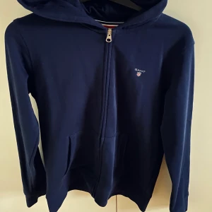 Gant tröja  - En marinblå gant tröja med dragkedja som aldrig kommit till användning så den är precis som ny! pris kan diskuteras 🥰