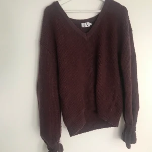 LINN ALHBORG STICKAD TRÖJA - stickad lila tröja med tofsar i ärmen, från Linn Ahlborg 🤩🌸💗