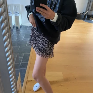 Favoritkolumnist från lindex - Måste tyvärr sälja min favorit kjol från lindex då den tyvärr blivit lite kort. Ascool att styla den med en college tröja. Det är storlek 128 men den passar nog någon som är 150 ungefär. (Jag är 155) säljer den för 50kr +frakt. 