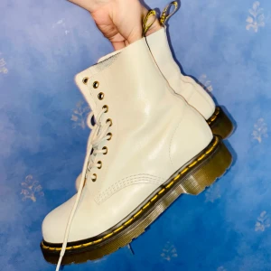 Vita Dr. Martens Pascal i nappaläder - Använda ute ett par gånger men rengjorda! Skickar fler bilder vid intresserar. Modellen heter Pascal och är lite mjukare än standarden. 