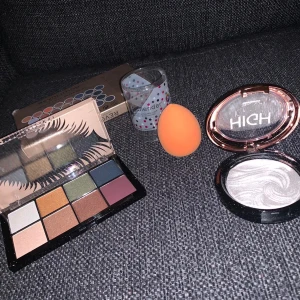 Sminkpaket - Paketpris 2 ögonskuggspaletter, 1 highlighter och 1 beautyblender  Allt på bilden är nytt !