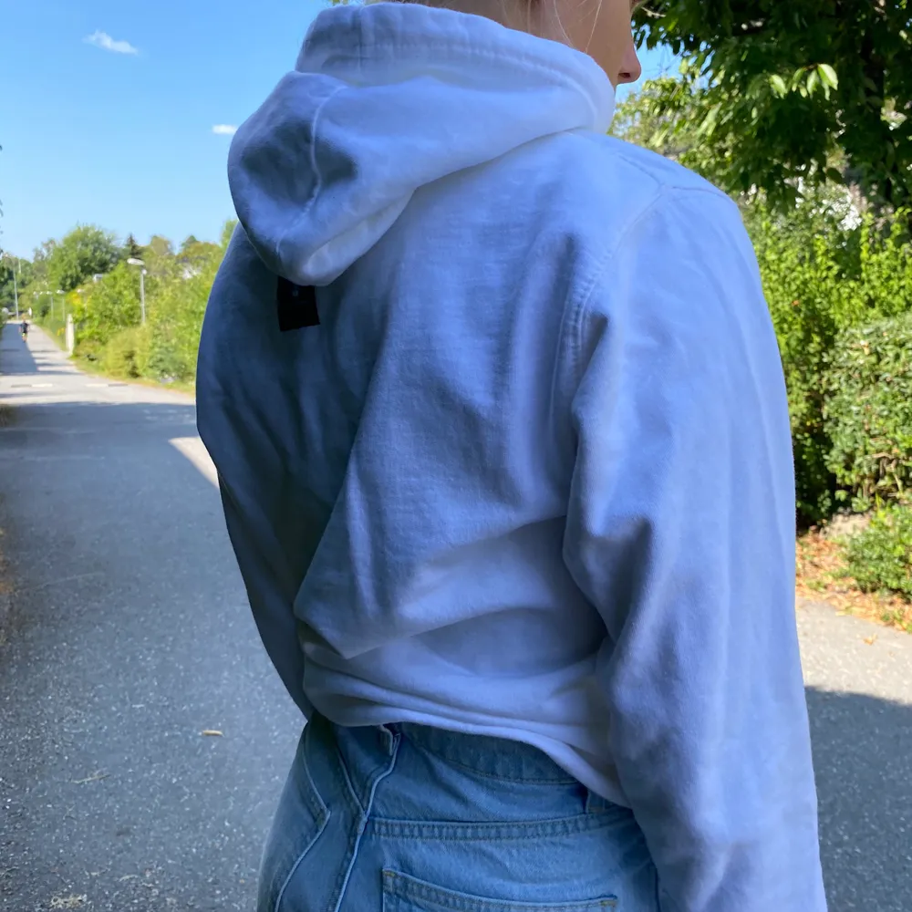 Säljer denna jätte snygga vita hoodie med coolt trygg från thecoolelephant! Pris kan diskuteras och kan både mötas upp i Stockholm eller frakta, (köparen står för frakten)!💕. Tröjor & Koftor.