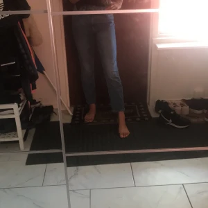 MomJeans 👖  - Ett par jättesköna min jeans från H&M i bra skick, jättebekväma 👌🏽säljer dessa eftersom att jag har väx ur de lite😊Frakteninhår i priset 