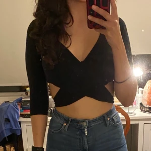 Jättefin topp i nyskick!  - Jättefin topp från ASOS Petite. Storlek 38. Nyskick. Kan posta mot frakt/mötas upp i Uppsala :)