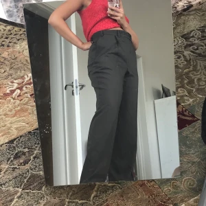 Mörkgröna kostymbyxor  - Mörkgröna skitsnygga kostymbyxor med Timmy tyg och snygg passform, lite stora på mig vilket är anledningen till att jag säljer dom