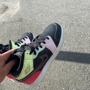 Nike Air Jordan 1 mids - Säljer dessa Air Jordan 1 mid. HELT oanvända, kommer utan box. Storlek 39. Pris 1200kr, då jag sett att de fått bud på 1500kr tidigare! Möts i Stockholm eller fraktar mot kostnad