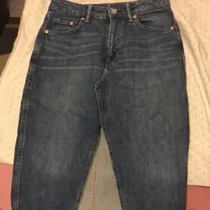  Stretchig jeanskjol från HM, oanvänd, storlek 36, 98% cotton och 2% elastane. Verkligen jätte fin kjol men för liten för mig🥺❤️