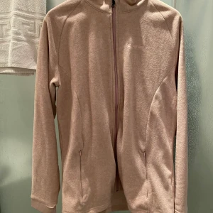 Rosa Everest fleece  - I princip oanvänd fleece från Everest. XL men tight i modellen. Kan skickas mot fraktkostnad. 