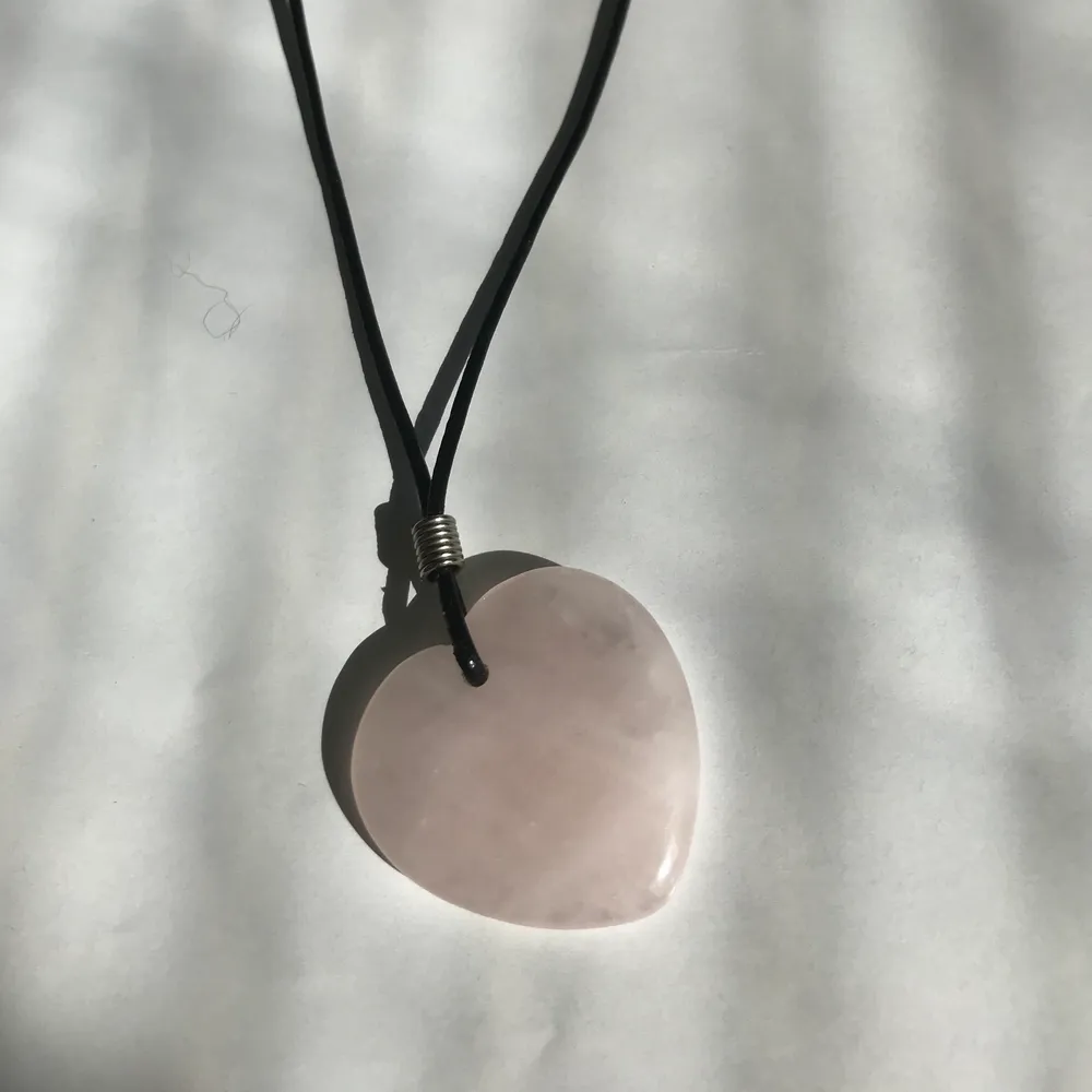 Halsband med en rosa sten formad som ett hjärta. 15kr + frakt 11kr (tar bara swish). Accessoarer.