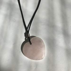 Halsband med en rosa sten formad som ett hjärta. 15kr + frakt 11kr (tar bara swish)