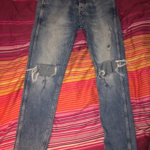 Slitna Jeans 30x32 - Snyggt slitna ljusblå jeans från Jack & Jones. Rekommenderas för dig som är lite tunnare. Frakt tillkommer. 
