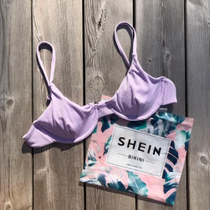 SHEIN lila bikinitopp  - Superfin, oanvänd lila bikinitopp från SHEIN i storlek M. Jättebra kvalitet! Passar för A/B kupa och är ca 74 cm lång i omkrets :) Den har vadderade kupor som man också kan ta ut om man vill. +frakt 18 kr
