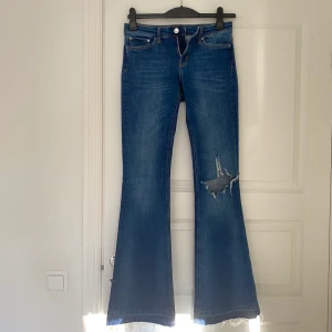 Zara jeans - Mellanblå jeans ifrån Zara. Hål på ena knät och snygga slitningar längst ned. Storlek 36, jag är 172 cm och de passar perfekt i längden. Väldigt stretchiga och sköna. Använda 3-4 gånger. Fraktavgiften står köparen för😊🧡 Nypris: 450 kr. 