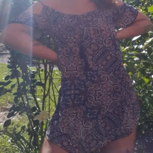 AMISU klänning storlek S - As cool sommarklänning med mönster, snöre längst fram och speciell ärm design!!❤jag är 170 för referens till längd! Använd enstaka gånger och i jätte bra skick!! Pris kan diskuteras 