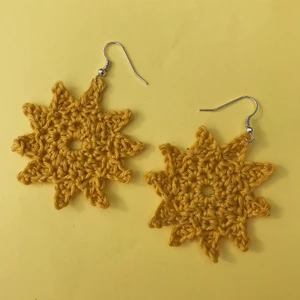 solörhängen - supercoola solörhängen 5x5!! jättesköna att ha i öronen och passar perfekt till sommaren;) frakt tillkommer