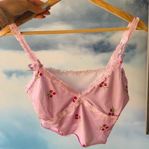 Trendigt linne - Sjukt fint linne med snygga band. Trendig och ovanlig. Köpt på plick. 