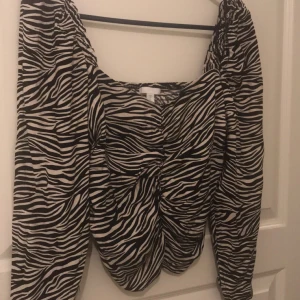 H&M Zebra bluss - Jätte fin blus från H&M. Knappt använd, jag säljer för 50 kr + frakt. Storlek 40.