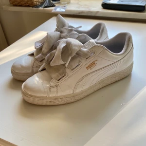 Puma basket skor, stl 37.5 - Hej, jag säljer ett par skor från puma som inte längre kommer till användning. Skorna är använda men har mycket kvar att ge! 