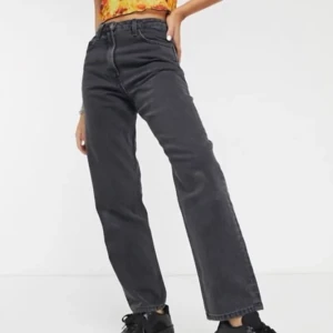 Jeans från Asos - Supersnygga jeans från Asos med hög midja och raka ben. Helt nya med tags. Nypris 450kr. Storlek 25/32