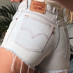 Jeans shorts Levis - Säljer dessa ljusblå jeansshorts från Levis, är lite använda ,men de ser väldigt fräscha ut. Skriv om du är intresserad 💞  70kr + frakt