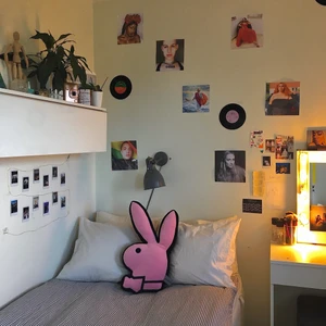 Playboy kudde - Fin STOR rosa playboy kudde i bra skick. Nyligen köpt av en kompis, säljer pga att jag inte känner ett behov av den💗💞 Köparen står för frakten + pris kan diskuteras!😌