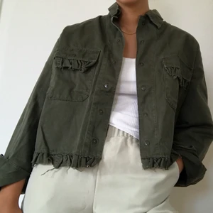 Urban outfitters renewal jacka  - Jättefin jacka från Urban renewal.💫 Jackan är gjord av återvunna material.✂️🧵 I princip aldrig använd.🥺 Storlek S/M men är oversized och skulle passa fler storlekar.🦋 Kommer från ett djur- och rökfritt hem. 🐶🐱🚭