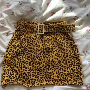 kjol från prettylittlethings - säljer denna fina Kjol från prettylittlethings i storlek S. 120 kr 