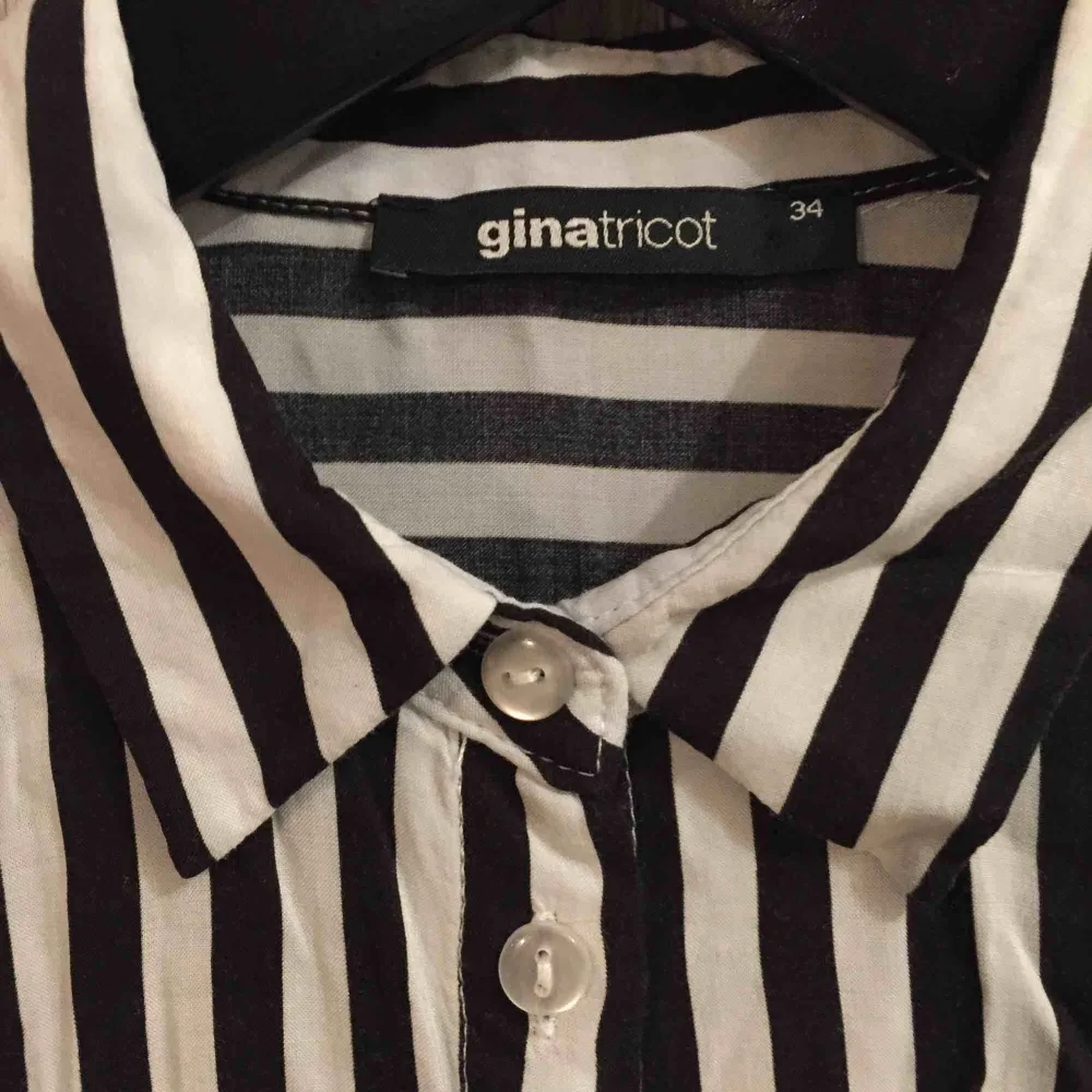 Randig skjorta från GINA TRICOT i storlek 34. Skjortor.