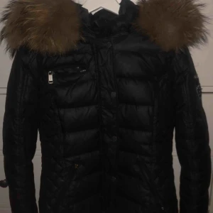  - En äkta rockandblue jacka, ord pris 3200kr. Skriv för mer bilder vid intresse. Mycket varm jacka inför vintern.