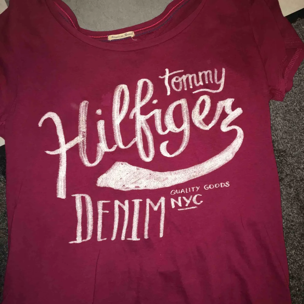 En vinröd Tommy Hilfiger T-shirt med vit tryck. Är i mycket bra skick! . T-shirts.