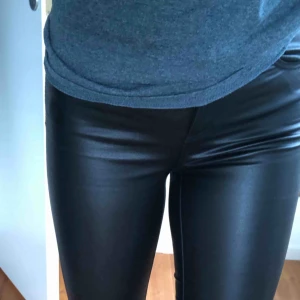  - Nya skinnbyxor från Vila använd endast ett fåtal gånger, har dubbla par därför jag säljer dessa!  står att det är stl M men de sitter som 36or! inga märken eller slitningar! Buda❤️ Köparen står för frakten som blir 36 kr!