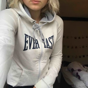  - Kofta från Everlast, finns en lite fläck på ena mudden