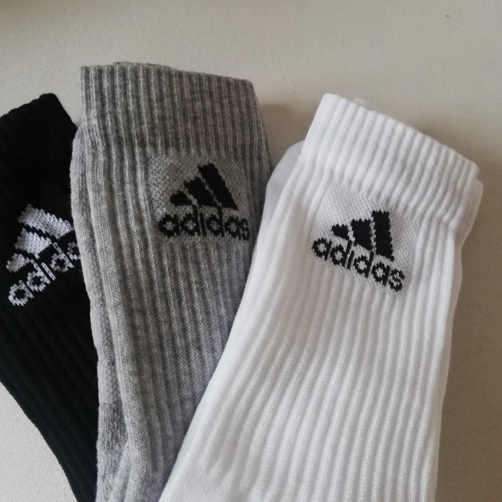 Asfeta, trendiga adidas strumpor!! Köpta för en vecka sedan men kommer inte till användning, aldrig använda eller ens provade så absolut nyskick! Köpta för 140 spänn styck, säljes för  70 kr/paret eller 150 för alla tre! 💖💗🤩💞💗💓 . Övrigt.