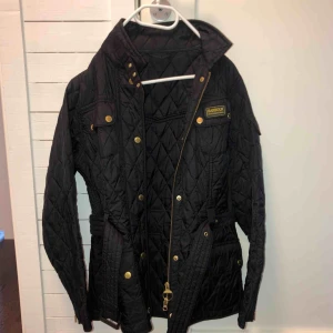  - Barbour jacka i nyskick strl 36! Aldrig använt så därför jag säljer! Frakt tillkommer🖤