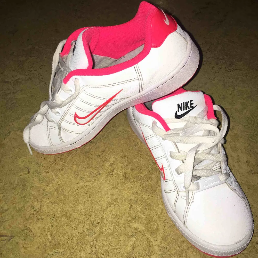 Nike skor rosa söta storlek 36 Frakt på 98 tillkommer. Skor.