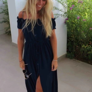  - Klänning. Frakt tillkommer 50kr som brev/ 63kr spårbart :)