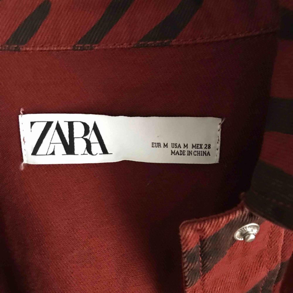 Snygg skjorta i rött och svart zebra mönster. Har använt 1 gång så den är i fint skick.🥰. Skjortor.
