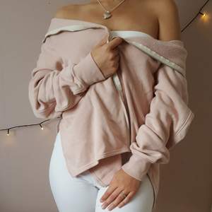 Väldigt fin rosa hoodie med dragkedja i nyskick🌸 Endast använd en gång.   Storlek M men modellen är oversized. Väldigt mysig och stylish på samma gång!!😍 Ääälskar🙏