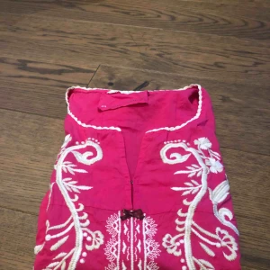  - Mörkrosa oddmollyklänning i storlek 0.  Klänningen är använda 1-2 gånger, alltså mycket bra skick.  Köparen tar hand om frakt.